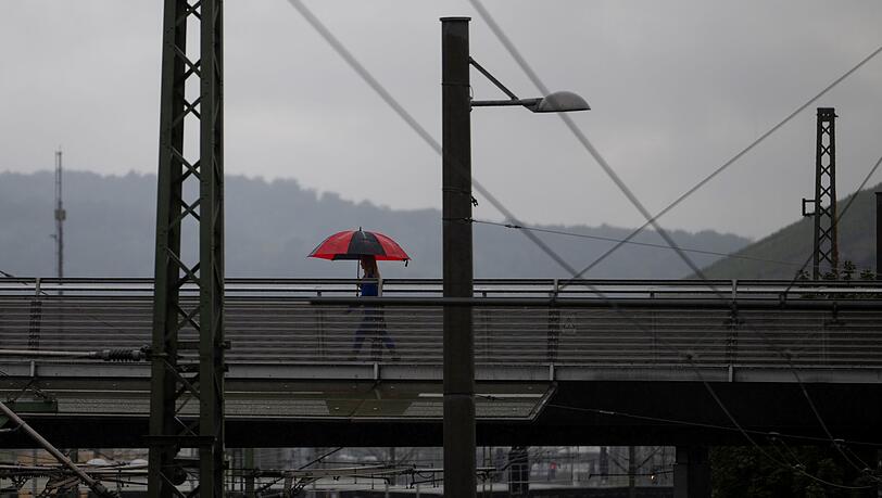Auch in den kommenden Tagen sollte man die Regenjacke oder den Regenschirm griffbereit haben.