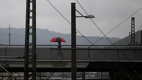 Auch in den kommenden Tagen sollte man die Regenjacke oder den Regenschirm griffbereit haben.