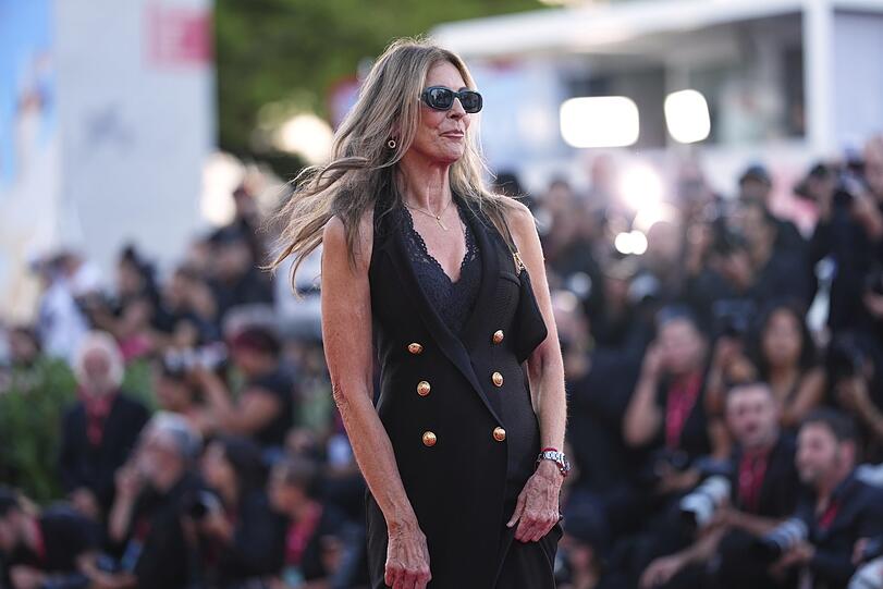 Regisseurin Kathryn Bigelow posiert für Fotografen auf dem roten Teppich für den Film „A House of Dynamite““ während der 82. Ausgabe der Filmfestspiele von Venedig.