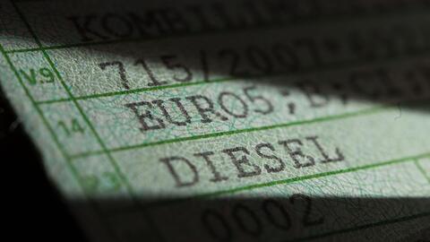 Der Papier-Fahrzeugschein könnte bald Geschichte sein.