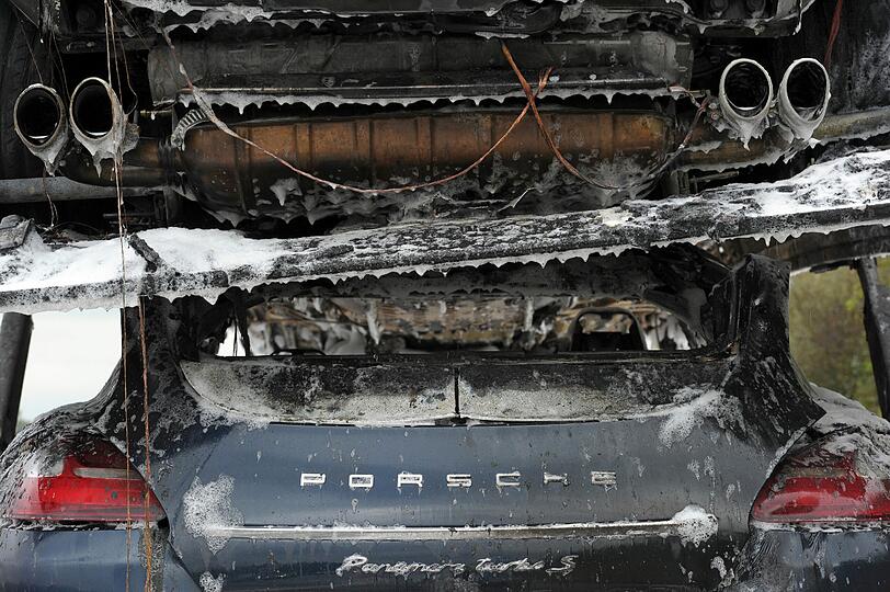 Völlig verbrannt und voller Lösch-Schaum: Auf der A9 bei Bayreuth ist ein Autotransporter in Flammen aufgegangen. Geladen hatte der Lastzug hochwertige Porsche Cayenne und Panamera. Die Bilder.