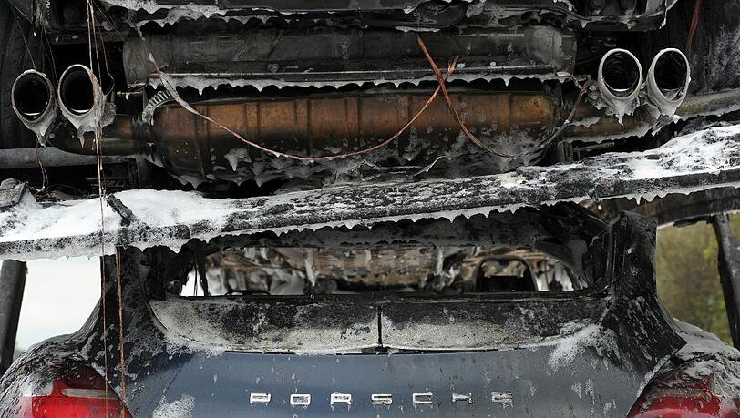 Völlig verbrannt und voller Lösch-Schaum: Auf der A9 bei Bayreuth ist ein Autotransporter in Flammen aufgegangen. Geladen hatte der Lastzug hochwertige Porsche Cayenne und Panamera. Die Bilder. Völlig verbrannt und voller Lösch-Schaum: Auf der A9 bei Bayreuth ist ein Autotransporter in Flammen aufgegangen. Geladen hatte der Lastzug hochwertige Porsche Cayenne und Panamera. Die Bilder.