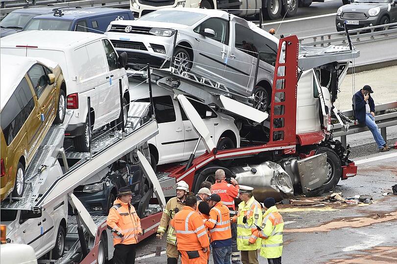 Auf der A99 ist ein Autotransporter auf einen vorausfahrenden Sattelschlepper aufgefahren. Der Unfall führte zu kilometerlangen Staus.