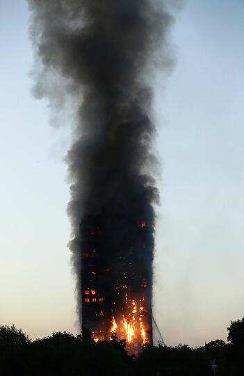 Das Hochhaus brennt vom 2. bis zum 27. Stock, Menschen wurden von den Flammen eingeschlossen - Bilder vom Inferno im Londoner Stadtbezirk Royal Borough of Kensington and Chelsea