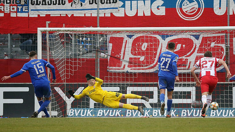 Hachings Christoph Greger erzielt das zwischenzeitliche 1:1.