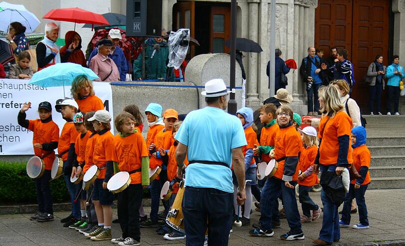 Denn hier, vor Maria Schutz, findet der Festakt statt.