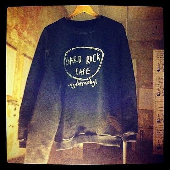 Ein dreiarmiger Pulli fürs strahlende Hard Rock Café.