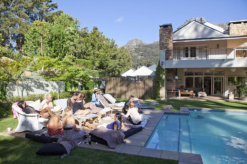 Die Ladies relaxen am Pool der Villa.