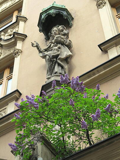 Madonna mit Flieder.