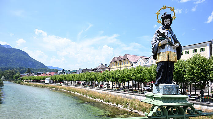 Die St. Johannes-Nepomuk-Statue auf der Hauptbrücke über die Traun in Bad Ischl. 23 Salzkammergut-Gemeinden in Oberösterreich und der Steiermark sind an der Kulturhauptstadt Europas 2024 beteiligt.