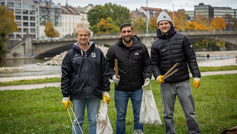 Eigentlich Sechzigs Leiter Spielbetrieb und Sicherheit im Grünwalder Stadion, diesmal Umweltpolizei an der Isar: Dominik Rasl (M.). Eigentlich Sechzigs Leiter Spielbetrieb und Sicherheit im Grünwalder Stadion, diesmal Umweltpolizei an der Isar: Dominik Rasl (M.).
