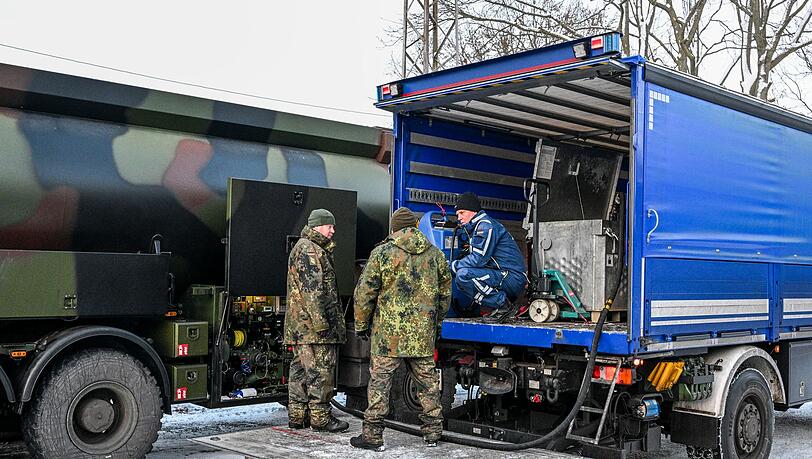 Die Bundeswehr unterst&uuml;tzt das Technische Hilfswerk bei der Betankung mit Diesel, der f&uuml;r Notstromaggregate ben&ouml;tigt wird.