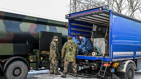 Die Bundeswehr unterst&uuml;tzt das Technische Hilfswerk bei der Betankung mit Diesel, der f&uuml;r Notstromaggregate ben&ouml;tigt wird.