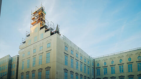 Bye-bye Stillstand: Das einstige Jesuitenkolleg Alte Akademie in der Neuhauser Stra&szlig;e und das fr&uuml;here Hettlage-Kaufhaus (von dem nur noch die Fassade steht) sollen nun zum &bdquo;attraktiven Quartier&ldquo; werden &ndash; mit Gesch&auml;ften, Gastro, B&uuml;ros und Wohnungen.