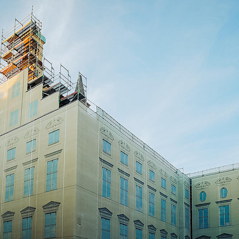 Bye-bye Stillstand: Das einstige Jesuitenkolleg Alte Akademie in der Neuhauser Stra&szlig;e und das fr&uuml;here Hettlage-Kaufhaus (von dem nur noch die Fassade steht) sollen nun zum &bdquo;attraktiven Quartier&ldquo; werden &ndash; mit Gesch&auml;ften, Gastro, B&uuml;ros und Wohnungen.