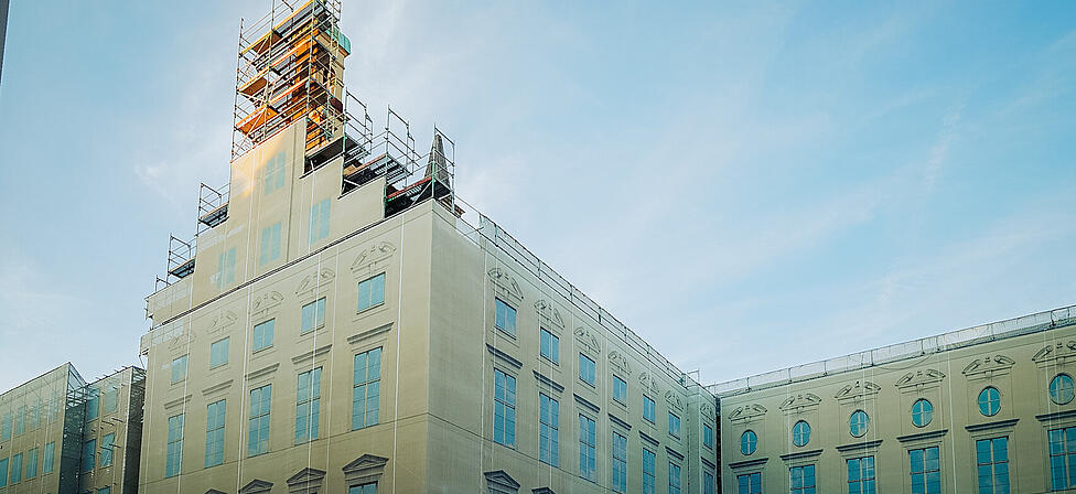 Bye-bye Stillstand: Das einstige Jesuitenkolleg Alte Akademie in der Neuhauser Stra&szlig;e und das fr&uuml;here Hettlage-Kaufhaus (von dem nur noch die Fassade steht) sollen nun zum &bdquo;attraktiven Quartier&ldquo; werden &ndash; mit Gesch&auml;ften, Gastro, B&uuml;ros und Wohnungen.