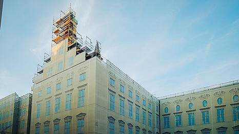 Bye-bye Stillstand: Das einstige Jesuitenkolleg Alte Akademie in der Neuhauser Stra&szlig;e und das fr&uuml;here Hettlage-Kaufhaus (von dem nur noch die Fassade steht) sollen nun zum &bdquo;attraktiven Quartier&ldquo; werden &ndash; mit Gesch&auml;ften, Gastro, B&uuml;ros und Wohnungen.
