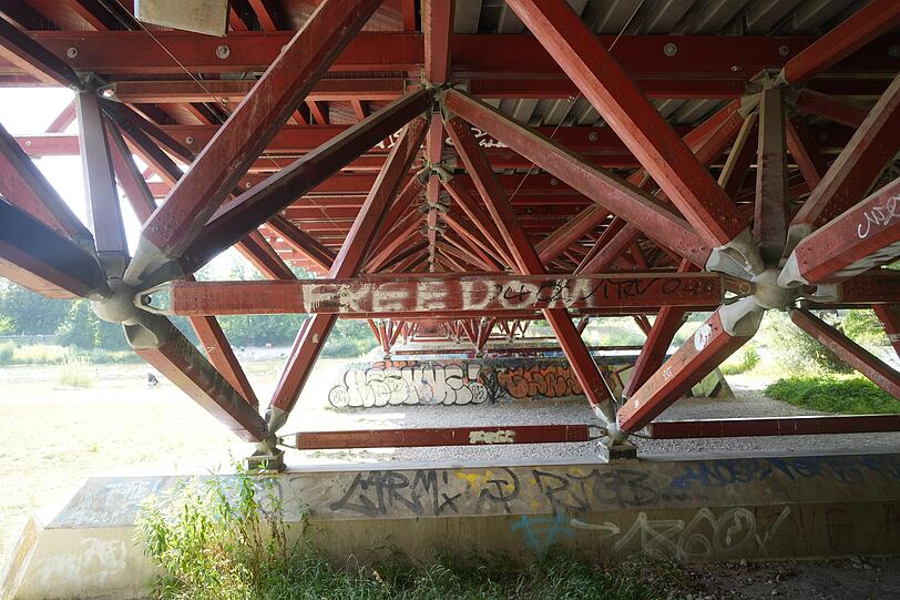 Ein Kunstwerk, das ert&uuml;chtigt wird, in seiner Tragf&auml;higkeit: die interessante Unterkonstruktion der Thalkirchner Br&uuml;cke aus Holz und Stahl.