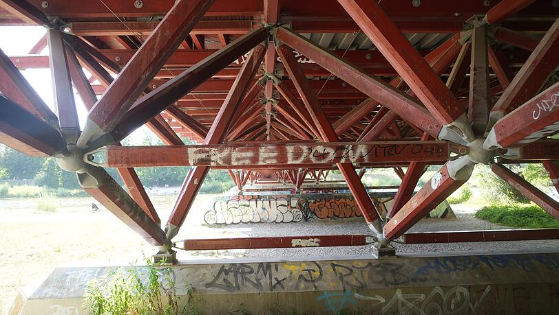 Ein Kunstwerk, das ert&uuml;chtigt wird, in seiner Tragf&auml;higkeit: die interessante Unterkonstruktion der Thalkirchner Br&uuml;cke aus Holz und Stahl.