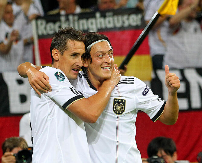 Die EM-Teilnahme ist sicher. Miroslav Klose und Mesut Özil dürfen sich freuen - und tun es.