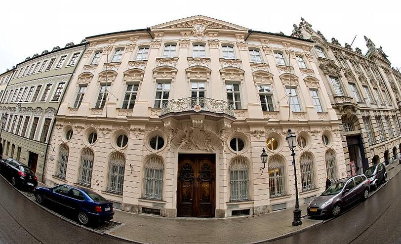 Das Palais Holnstein in der Kardinal-Faulhaber-Straße. Hier wohnt und arbeitet der Kardinal.