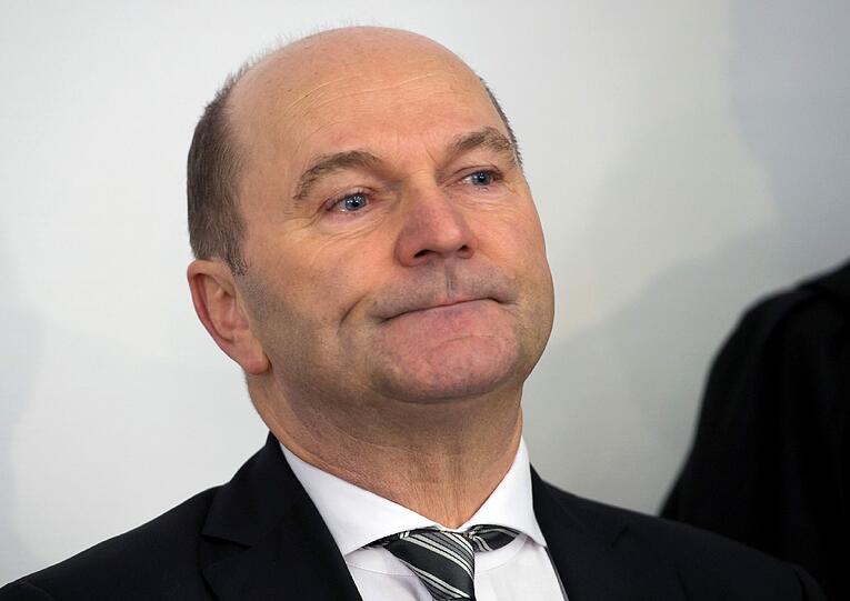 Mit ernstem Blick stellt sich Krätz den Medienvertretern.