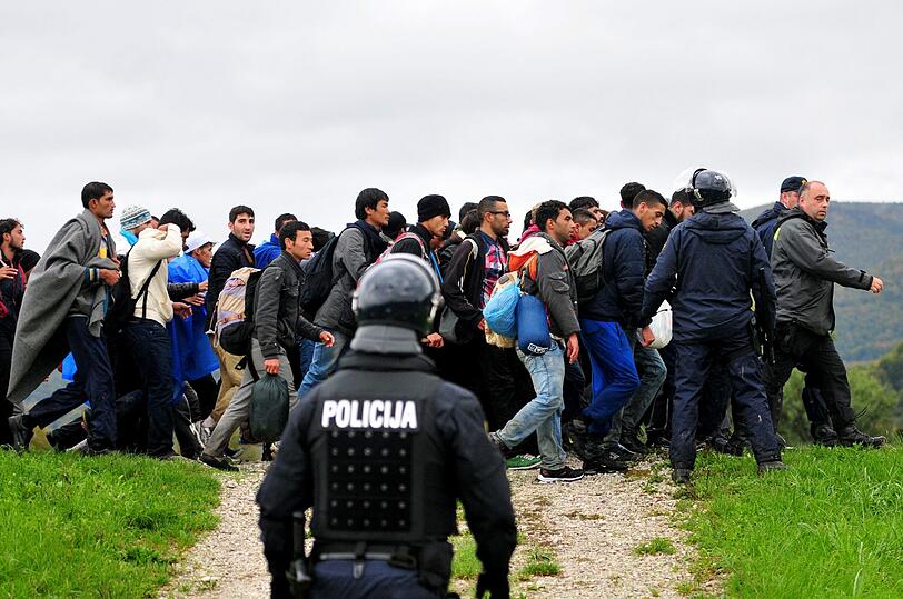Nach einer stundenlangen Krisensitzung hat die slowenische Regierung den Einsatz des Militärs an den Grenzen beschlossen.