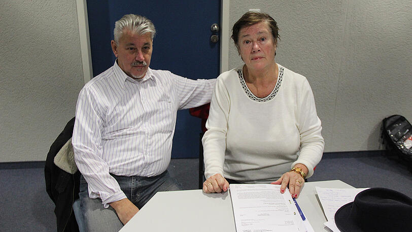 Vor dem Prozess: Rosemarie T. und ihr Mann im Gerichtsflur.