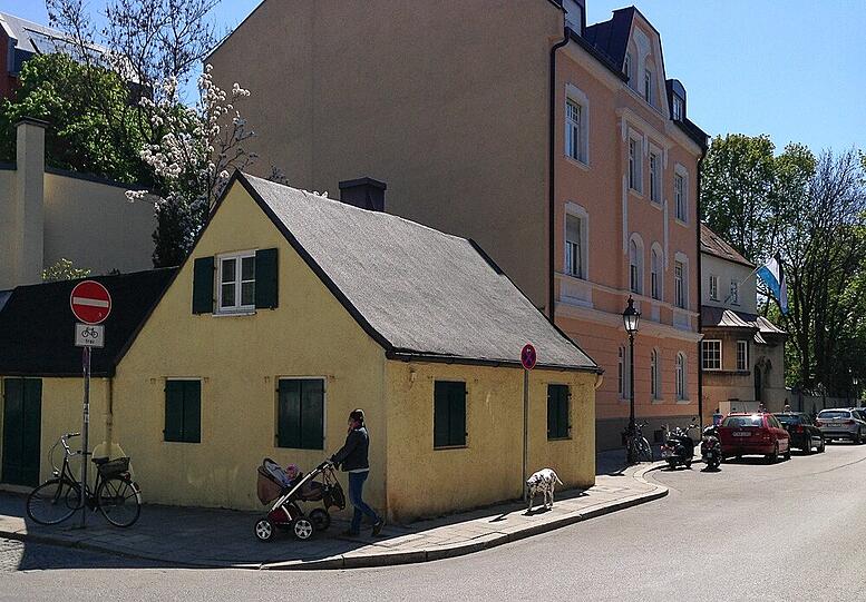 Typisch sind hier die alten , hübschen Häuser - gern mit gelber Fassade.