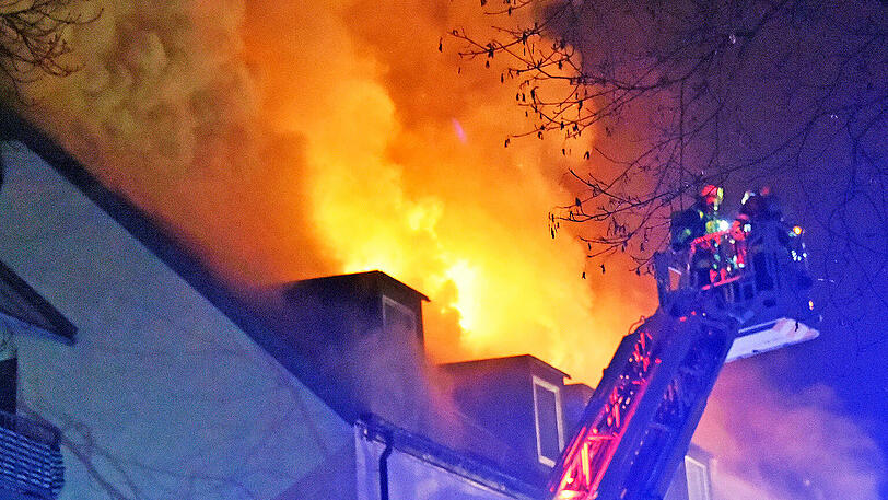 Ein Feuer auf einem Balkon setzte in Perlach einen ganzen Dachstuhl in Brand. Die Bilder von den Löscharbeiten.