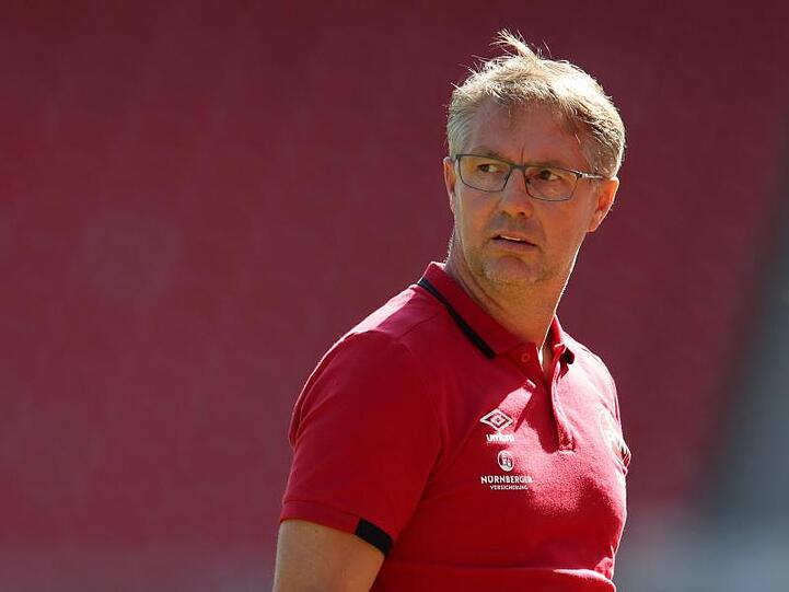 Der Nürnberger Trainer Damir Canadi reagiert auf den Spielverlauf. Foto: Daniel Karmann/Archivbild