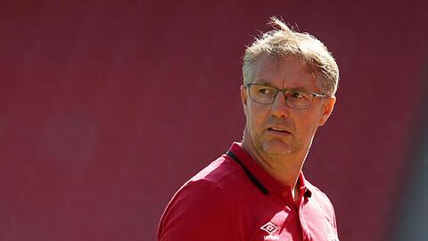 Der Nürnberger Trainer Damir Canadi reagiert auf den Spielverlauf. Foto: Daniel Karmann/Archivbild