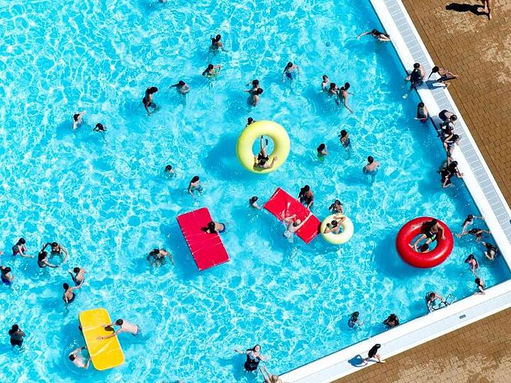 Trotz Hitzerekorden sind die Besucherzahlen in deutschen Freibädern diesen Sommer um knapp 17 Prozent im Vergleich zum Vorjahr zurückgegangen, wie die Deutsche Gesellschaft für das Badewesen ermittelt hat.