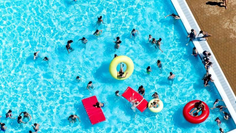Trotz Hitzerekorden sind die Besucherzahlen in deutschen Freibädern diesen Sommer um knapp 17 Prozent im Vergleich zum Vorjahr zurückgegangen, wie die Deutsche Gesellschaft für das Badewesen ermittelt hat. Trotz Hitzerekorden sind die Besucherzahlen in deutschen Freibädern diesen Sommer um knapp 17 Prozent im Vergleich zum Vorjahr zurückgegangen, wie die Deutsche Gesellschaft für das Badewesen ermittelt hat.