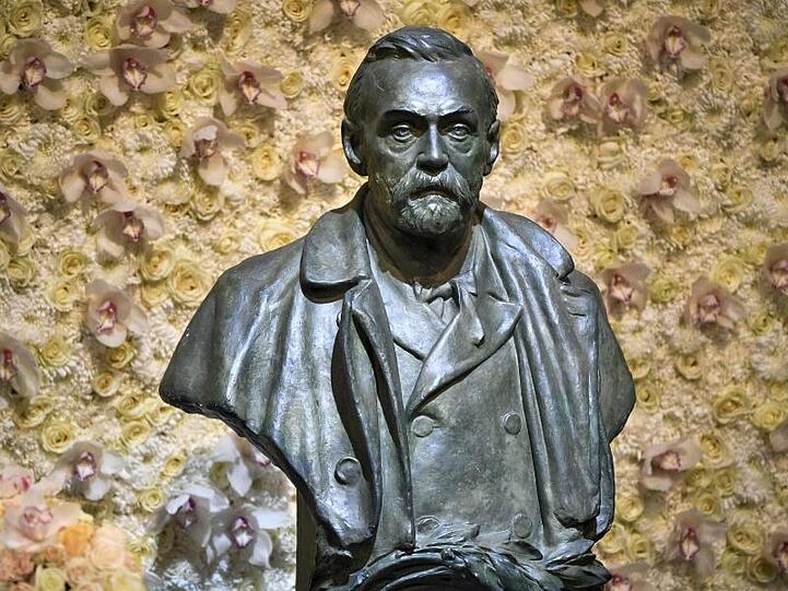 Eine Bronzebüste von Alfred Nobel, dem Namensgeber des Preises.