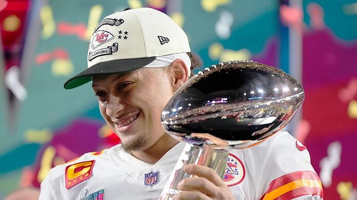Kansas City Chiefs-Quarterback Patrick Mahomes (15) hält die Super-Bowl-Trophäe nach dem Sieg gegen die Philadelphia Eagles.