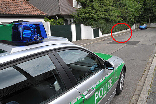 Hier, im vornehmen Mögeldorfer Holunderweg, geschah der feige Überfall auf die alte Dame (Kreis). Die Polizei sicherte gestern noch Spuren am Tatort.