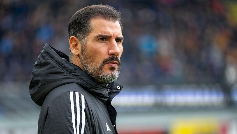 Nürnbergs Trainer Cristian Fiel betritt das Stadion.