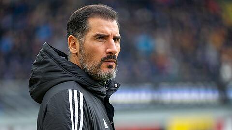 Nürnbergs Trainer Cristian Fiel betritt das Stadion.