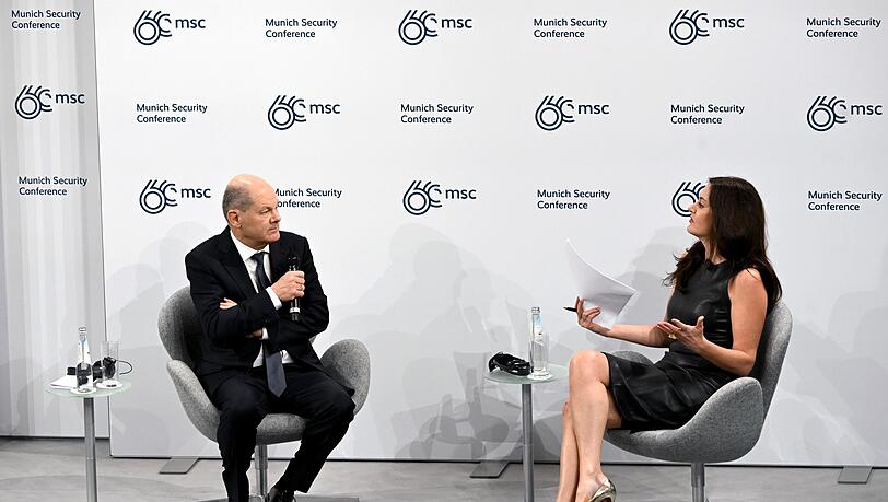 Bundeskanzler Olaf Scholz (l, SPD) spricht mit Moderatorin Hadley Gamble (r) auf dem Poudium während der 60. Münchner Sicherheitskonferenz (MSC).