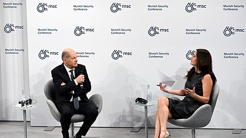 Bundeskanzler Olaf Scholz (l, SPD) spricht mit Moderatorin Hadley Gamble (r) auf dem Poudium während der 60. Münchner Sicherheitskonferenz (MSC).
