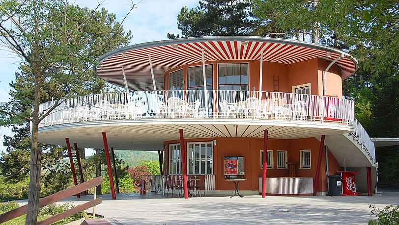 Der Café-Pavillon im Terrassenschwimmbad Bad Kissingen. Der Café-Pavillon im Terrassenschwimmbad Bad Kissingen.