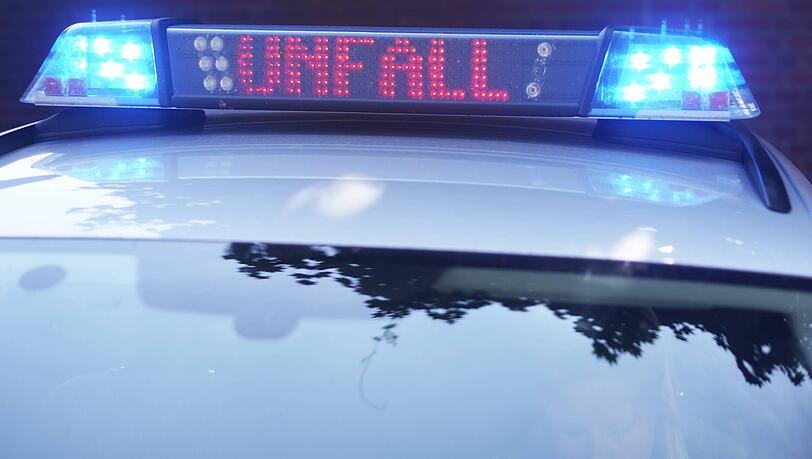 In Unterschleißheim kam es am Freitag zu einem Unfall. Ein Porsche und ein Motorrad stießen an einer Kreuzung zusammen (Symbolbild). In Unterschleißheim kam es am Freitag zu einem Unfall. Ein Porsche und ein Motorrad stießen an einer Kreuzung zusammen (Symbolbild).