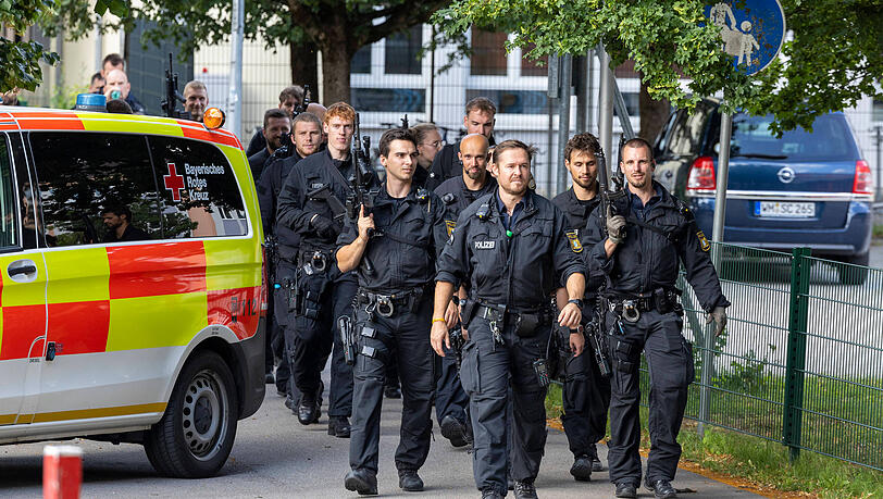 Schwerbewaffnete Polizisten umstellen das Welfen-Gymnasium in Schongau: Auch der Täter trägt kurz zuvor wohl eine Pistole. Schwerbewaffnete Polizisten umstellen das Welfen-Gymnasium in Schongau: Auch der Täter trägt kurz zuvor wohl eine Pistole.
