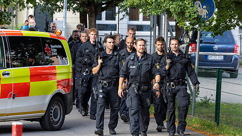Schwerbewaffnete Polizisten umstellen das Welfen-Gymnasium in Schongau: Auch der T&auml;ter tr&auml;gt kurz zuvor wohl eine Pistole.