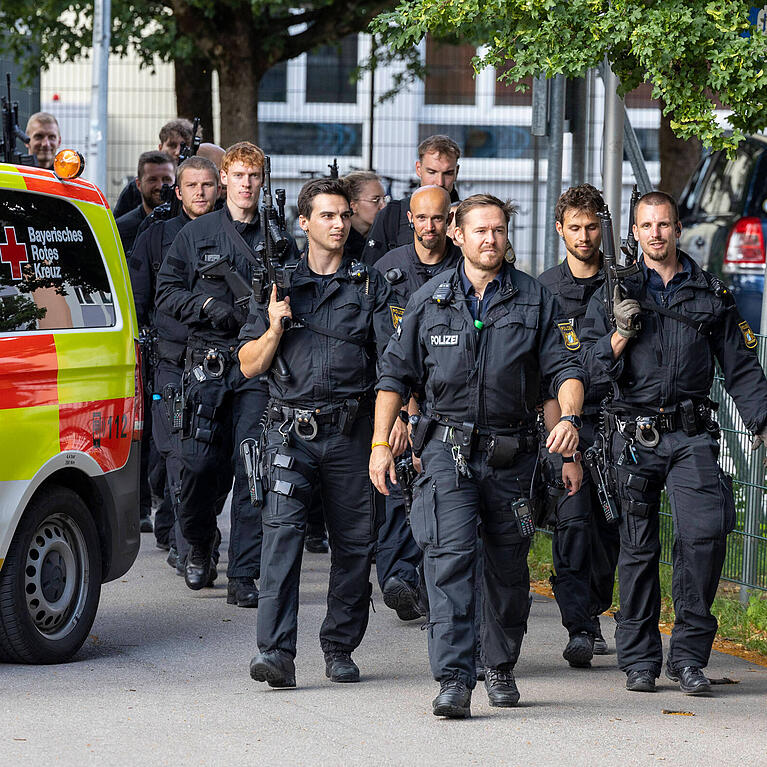 Schwerbewaffnete Polizisten umstellen das Welfen-Gymnasium in Schongau: Auch der T&auml;ter tr&auml;gt kurz zuvor wohl eine Pistole.