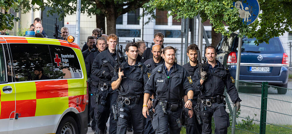 Schwerbewaffnete Polizisten umstellen das Welfen-Gymnasium in Schongau: Auch der T&auml;ter tr&auml;gt kurz zuvor wohl eine Pistole.