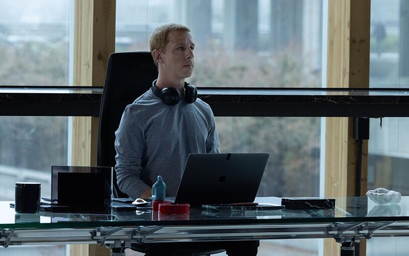 in "The Social Reckoning" schl&uuml;pfte Charakterdarsteller Jeremy Srong in die Rolle des umstrittenen Tech-Moguls Zuckerberg.