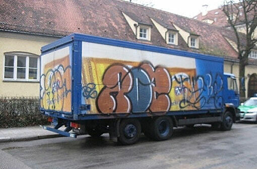 Diesen Lastwagen soll der 19-Jährige besprüht haben.