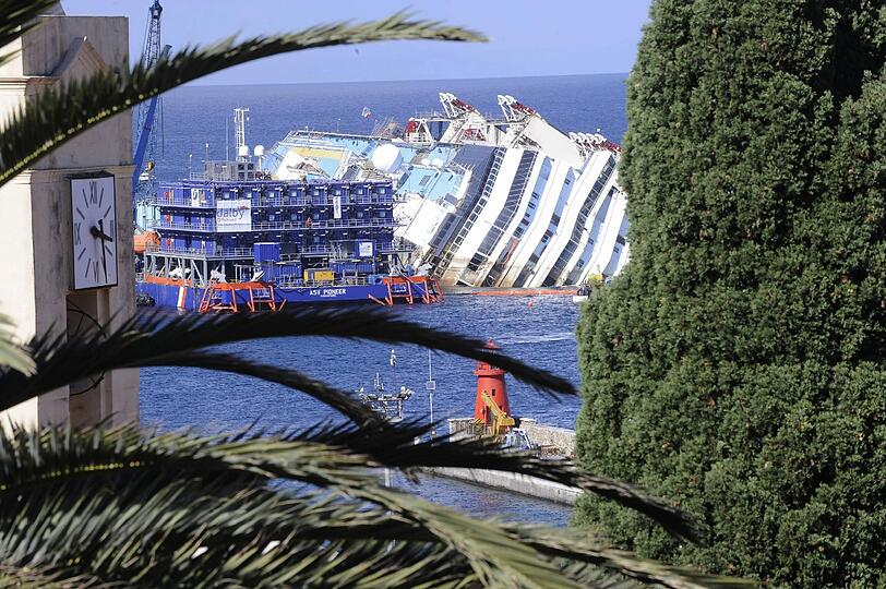 Der Bergungseinsatz am havarierten 
Kreuzfahrtschiff &bdquo;Costa Concordia&ldquo; hat sich am Montag deutlich 
verzögert. Die Aufrichtung des Schiffs vor der italienischen Insel 
Giglio werde voraussichtlich erst am Dienstag im Morgengrauen 
abgeschlossen sein. Die Bilder!